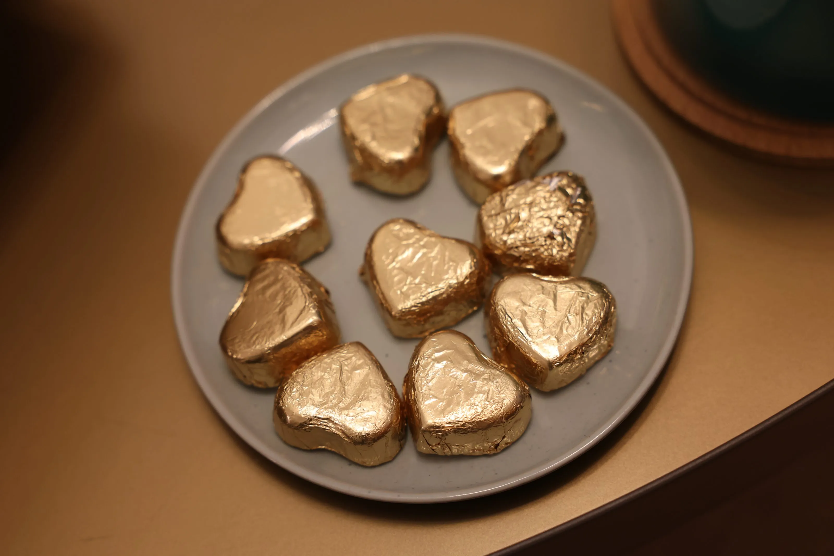 Goldene Herz-Pralinen auf einem Teller