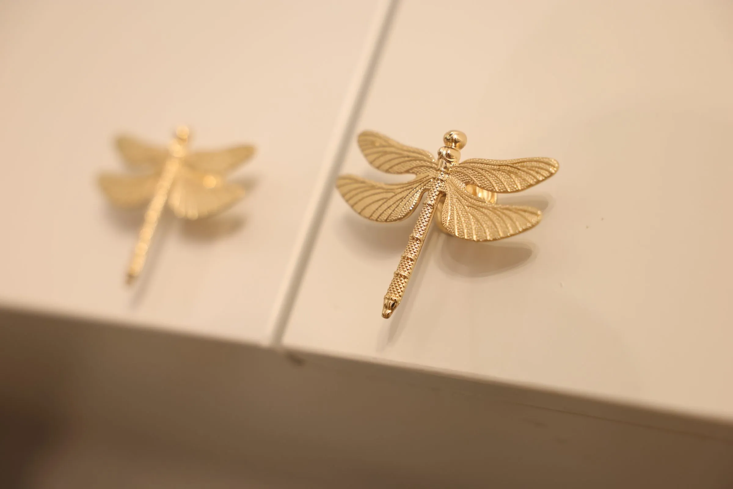 Goldene Libellen als Wandschmuck