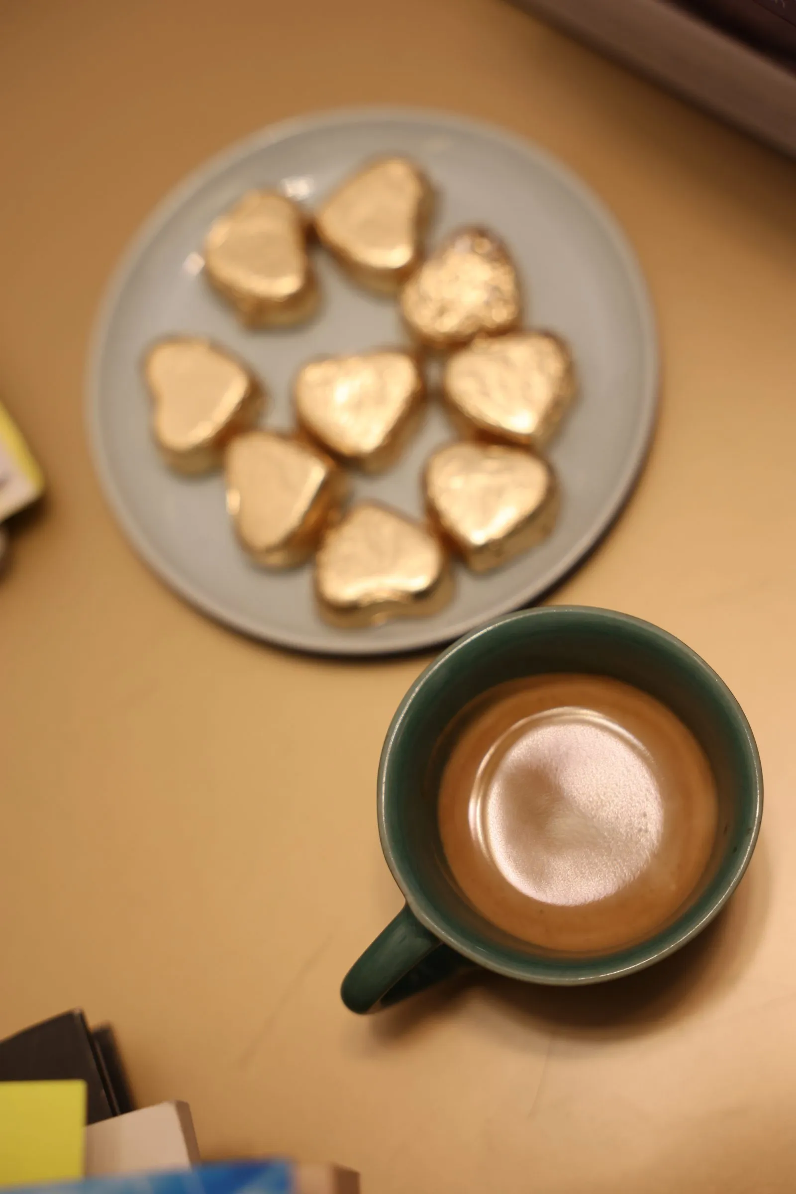 Herz-Pralinen und eine Tasse Kaffee auf dem Tisch im Glücksraum
